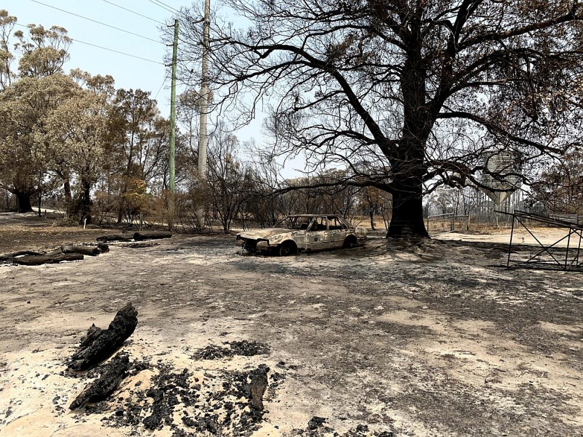 Burnt out car at Sarsfield