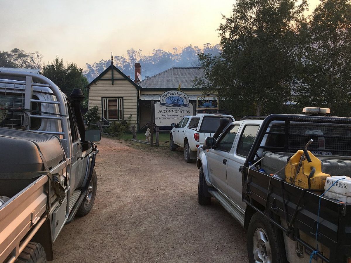 US and FFMVic firefighters group shot outside the Blue Duck Inn they helped to save from fire